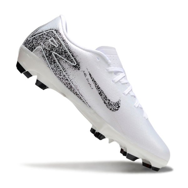 Botas de fútbol Nike Zoom Mercurial Vapor 16 Academy FG para terreno firme, color blanco y negro