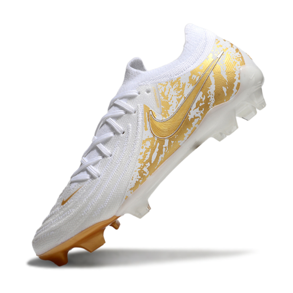 Botas de fútbol Nike Phantom GX2 Elite FG para terreno firme, color blanco y dorado