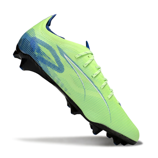 Botas de fútbol Puma Ultra 5 Carbon Lights Out Pack para terreno firme FG, color blanco y negro