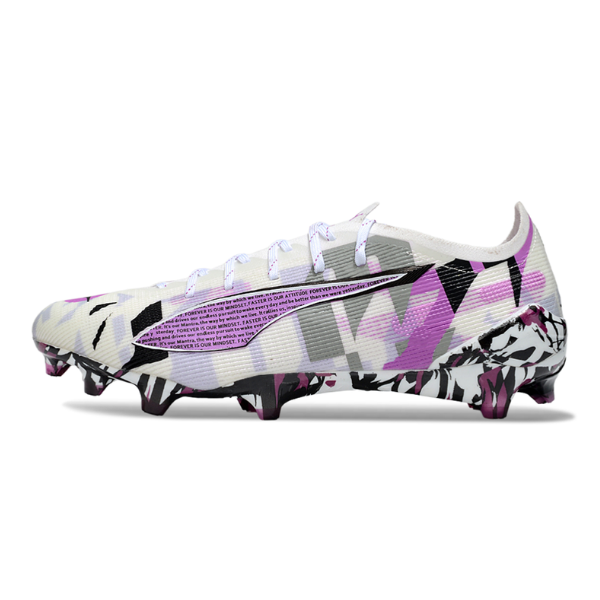 Botas de fútbol Puma Ultra 5 Carbon en blanco, morado y negro para terreno firme FG