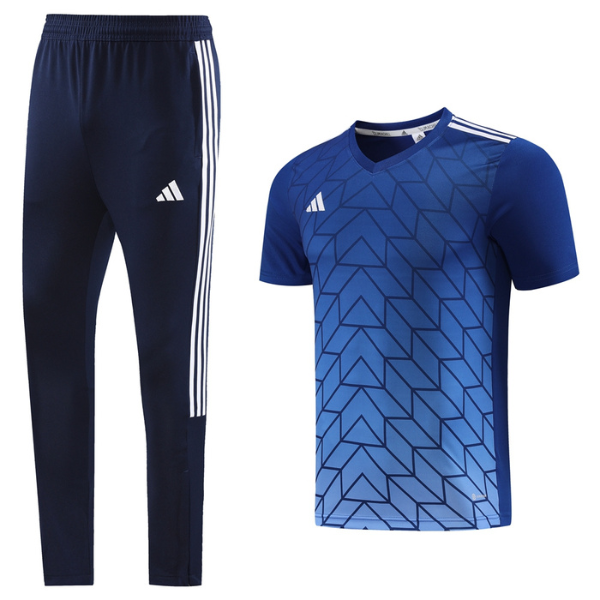 Conjunto de entrenamiento azul Adidas, camiseta y pantalón