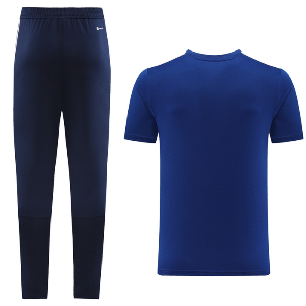 Conjunto de entrenamiento azul Adidas, camiseta y pantalón