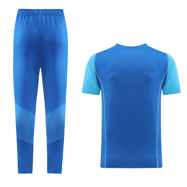 Conjunto de entrenamiento azul claro de Adidas, camiseta y pantalón