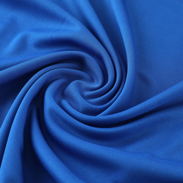 Conjunto de entrenamiento azul claro de Adidas, camiseta y pantalón