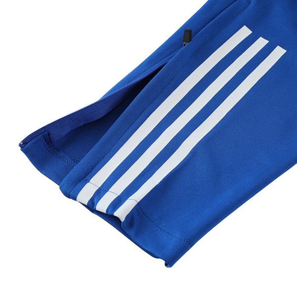 Conjunto de entrenamiento azul claro de Adidas, camiseta y pantalón