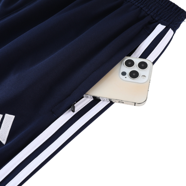 Conjunto de entrenamiento Adidas azul oscuro, camiseta y pantalón.
