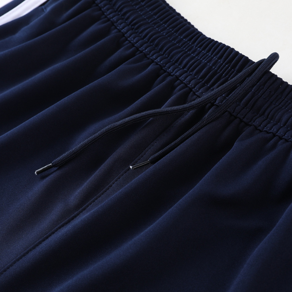 Conjunto de entrenamiento Adidas azul oscuro, camiseta y pantalón.