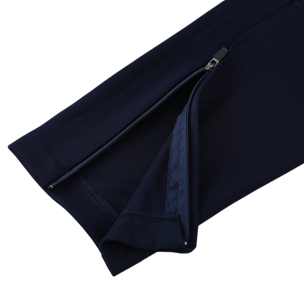 Conjunto de entrenamiento Adidas azul oscuro, camiseta y pantalón.