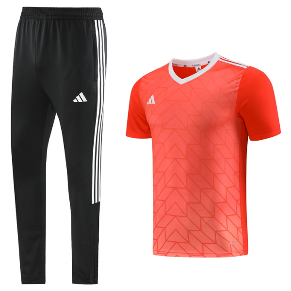 Conjunto de entrenamiento naranja de Adidas, camiseta y pantalón