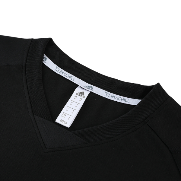 Conjunto de entrenamiento Adidas negro de camiseta y pantalón