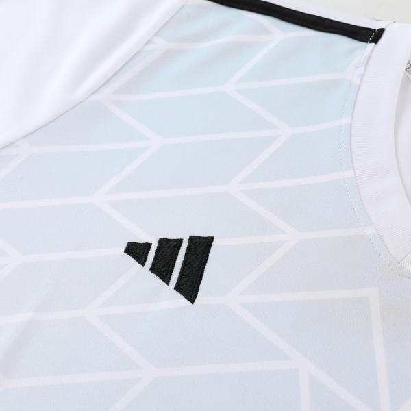 Conjunto de entrenamiento Adidas blanco y negro con camiseta y pantalones cortos