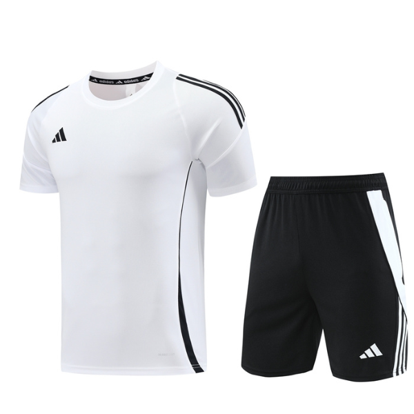 Conjunto de entrenamiento Adidas blanco y negro con camiseta y pantalones cortos
