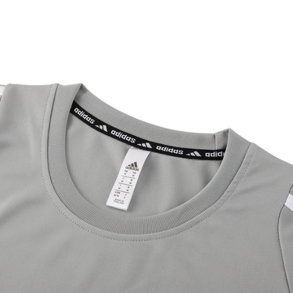 Conjunto de entrenamiento Adidas gris y blanco: camiseta y pantalones cortos