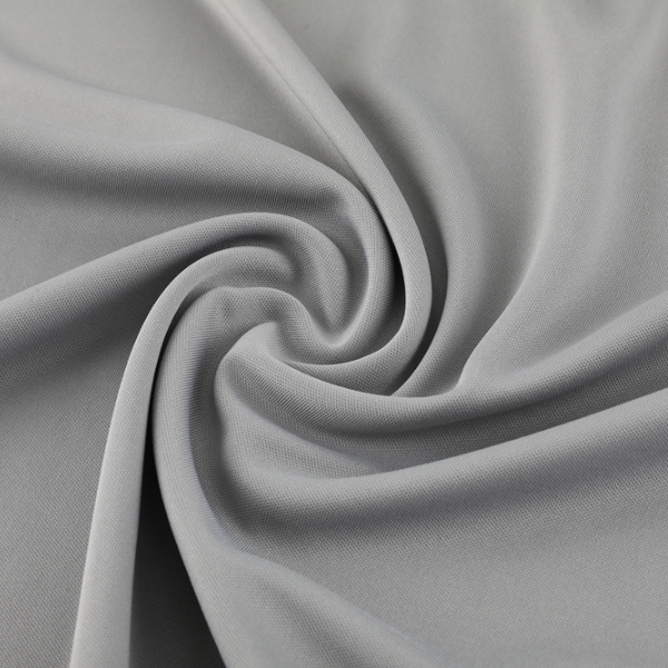 Conjunto de entrenamiento Adidas gris y blanco: camiseta y pantalones cortos