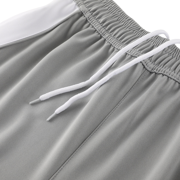 Conjunto de entrenamiento Adidas gris y blanco: camiseta y pantalones cortos