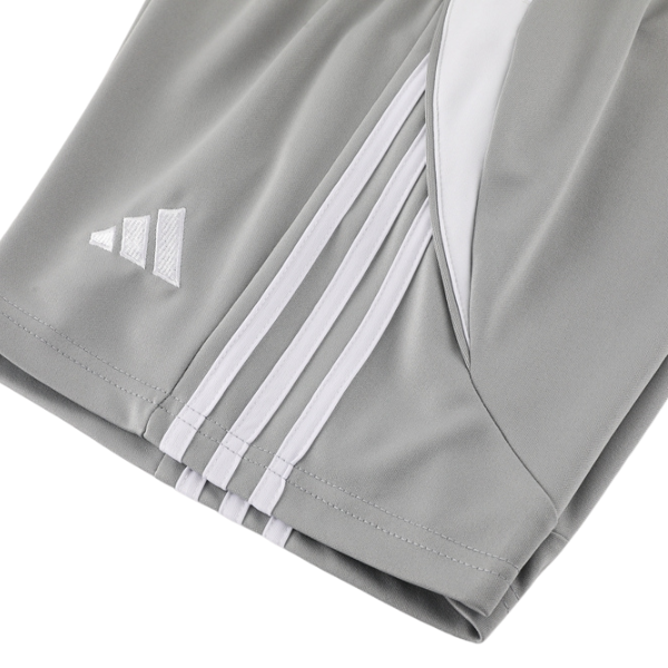Conjunto de entrenamiento Adidas gris y blanco: camiseta y pantalones cortos