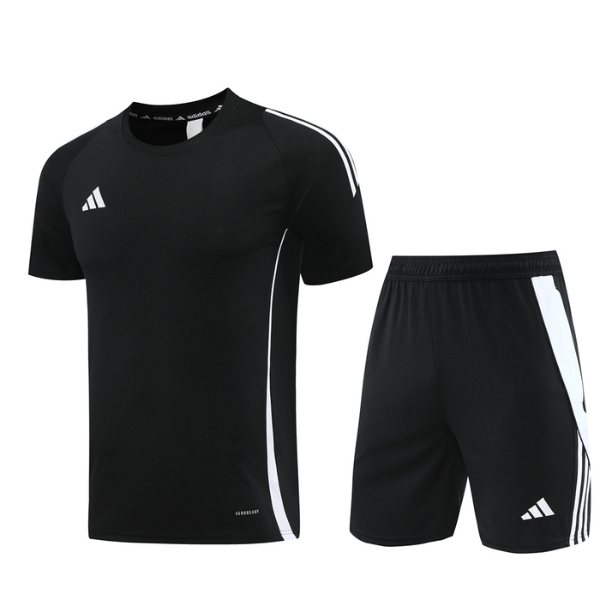 Conjunto de entrenamiento Adidas en blanco y negro con camiseta y pantalones cortos
