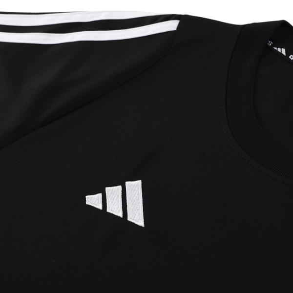Conjunto de entrenamiento Adidas en blanco y negro con camiseta y pantalones cortos