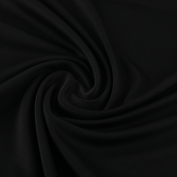 Conjunto de entrenamiento Adidas en blanco y negro con camiseta y pantalones cortos