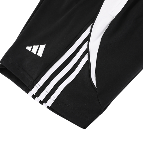 Conjunto de entrenamiento Adidas en blanco y negro con camiseta y pantalones cortos