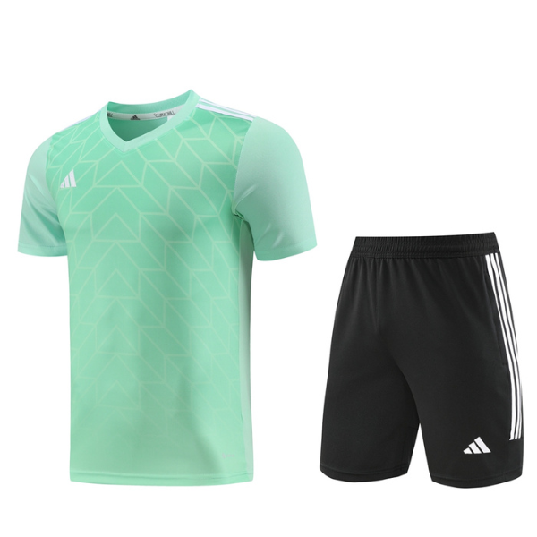 Conjunto de entrenamiento Adidas verde claro con camiseta y pantalones cortos