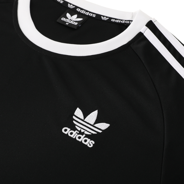 Conjunto de entrenamiento Adidas en blanco y negro con camiseta y pantalones cortos