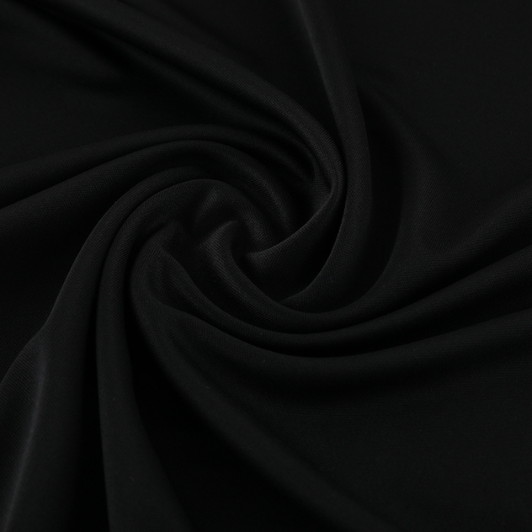 Conjunto de entrenamiento Adidas en blanco y negro con camiseta y pantalones cortos