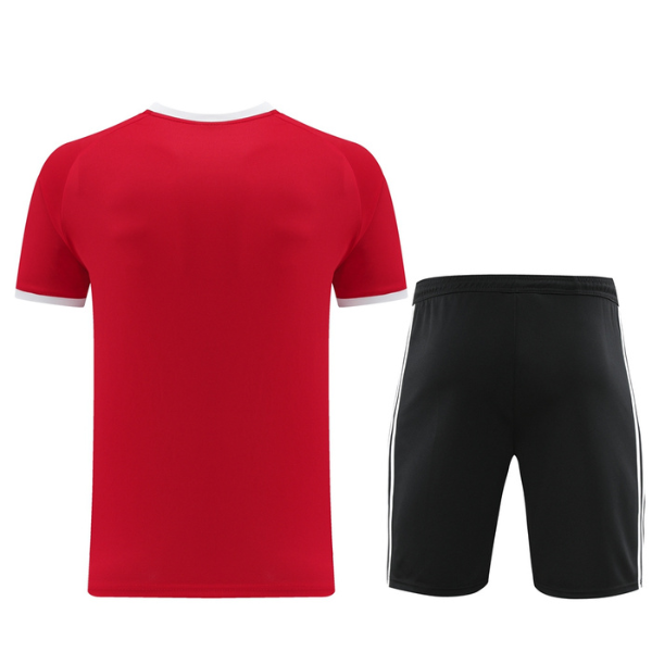 Conjunto de entrenamiento rojo Adidas: camiseta y pantalones cortos