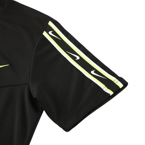 Conjunto de entrenamiento Nike en negro y verde: camiseta y pantalones cortos