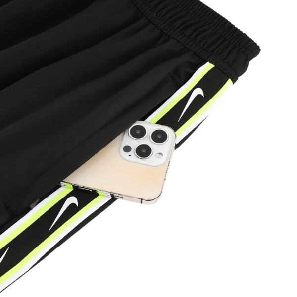 Conjunto de entrenamiento Nike en negro y verde: camiseta y pantalones cortos