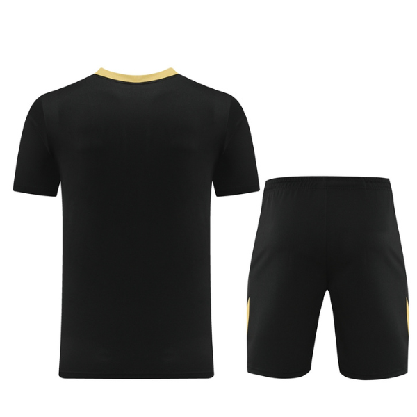 Conjunto de entrenamiento Adidas negro y amarillo con camiseta y pantalones cortos