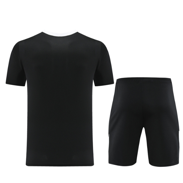 Conjunto de entrenamiento Adidas en blanco y negro con camiseta y pantalones cortos
