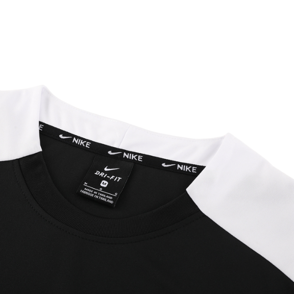 Conjunto de entrenamiento Adidas en blanco y negro con camiseta y pantalones cortos