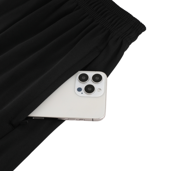 Conjunto de entrenamiento Adidas en blanco y negro con camiseta y pantalones cortos