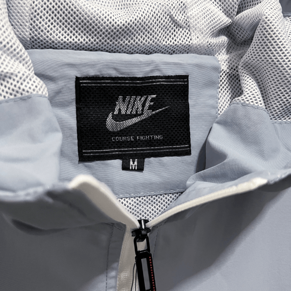 Chaqueta cortavientos Nike blanca y negra