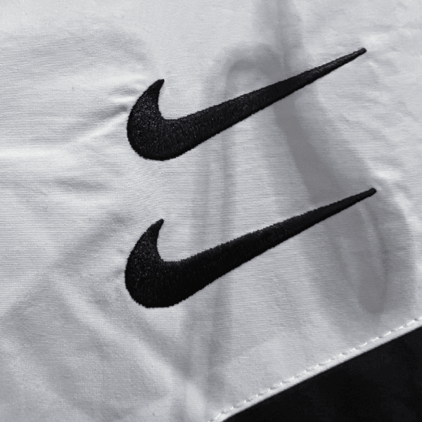 Chaqueta cortavientos Nike en blanco y negro