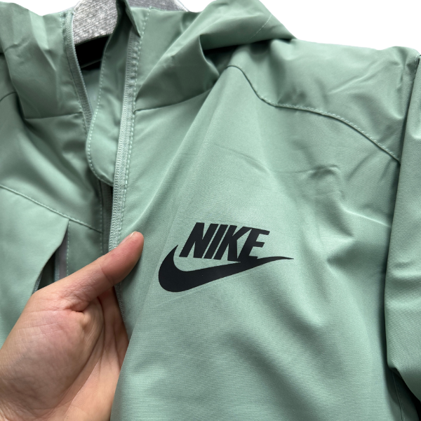 Chaqueta cortavientos verde claro de Nike