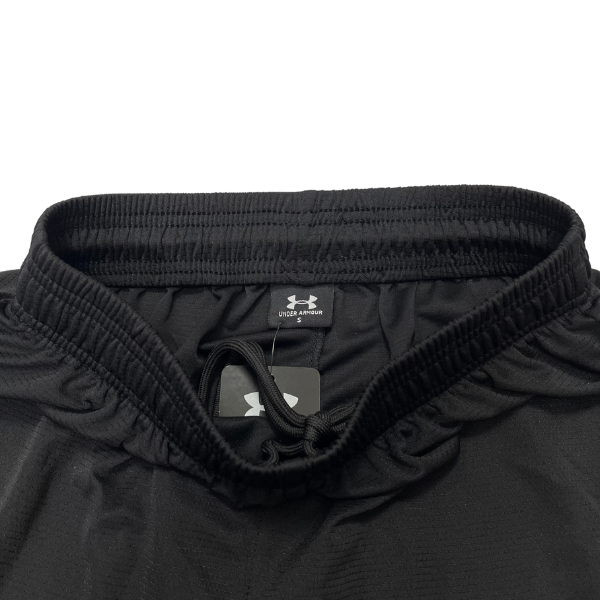 Pantalones cortos blancos y negros de Under Armour