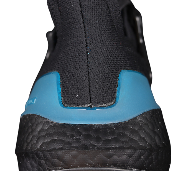 Zapatillas de running Adidas Ultraboost Light en negro y azul claro