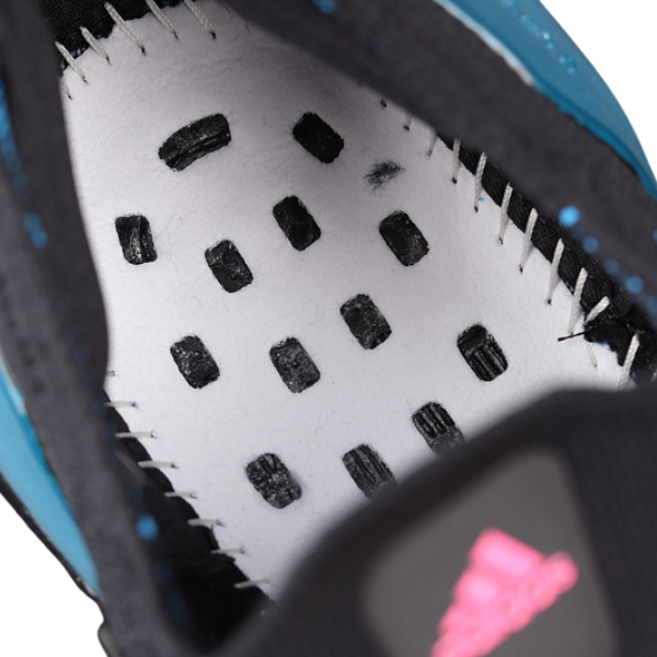 Zapatillas de running Adidas Ultraboost Light en negro y azul claro