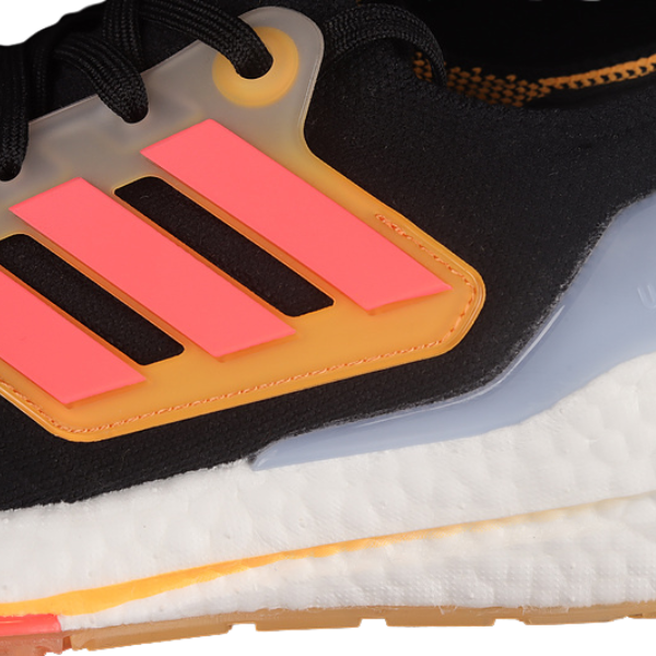 Zapatillas de running Adidas Ultraboost Light negras y rosas