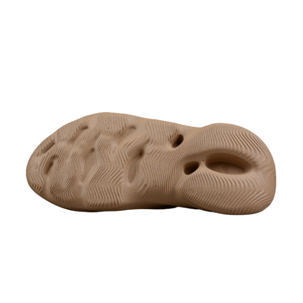 Zapatillas casuales Adidas Yeezy Foam Runner en color ocre