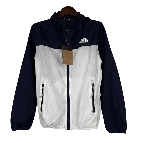 Chaqueta cortavientos azul y blanca de The North Face