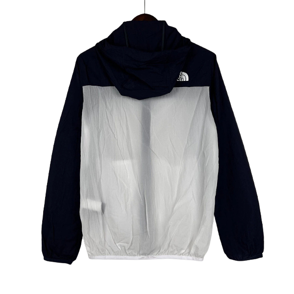 Chaqueta cortavientos azul y blanca de The North Face