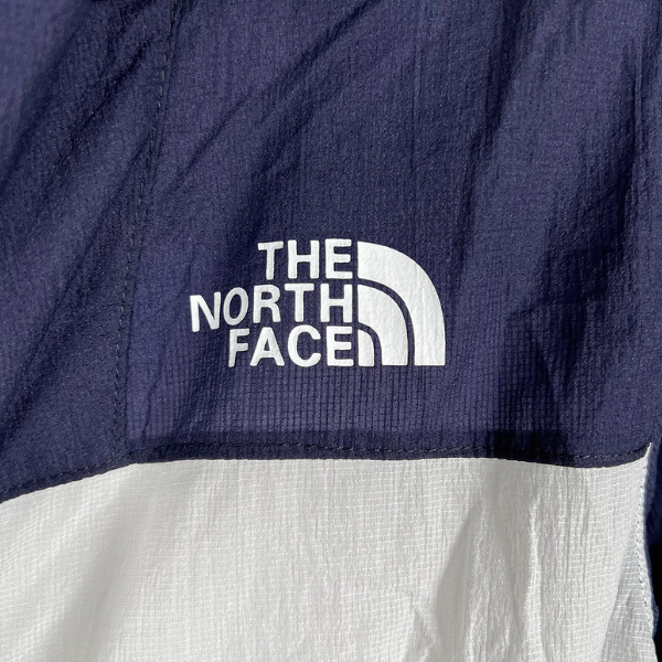 Chaqueta cortavientos azul y blanca de The North Face