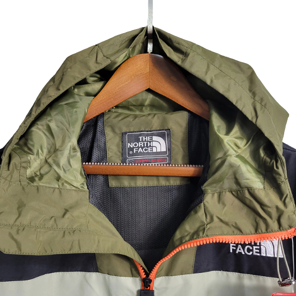 Chaqueta cortavientos verde y beige de The North Face