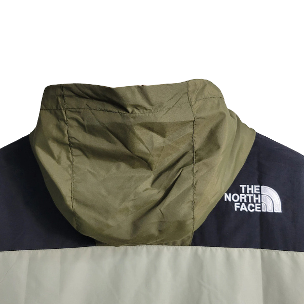 Chaqueta cortavientos verde y beige de The North Face