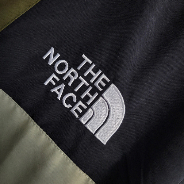 Chaqueta cortavientos verde y beige de The North Face