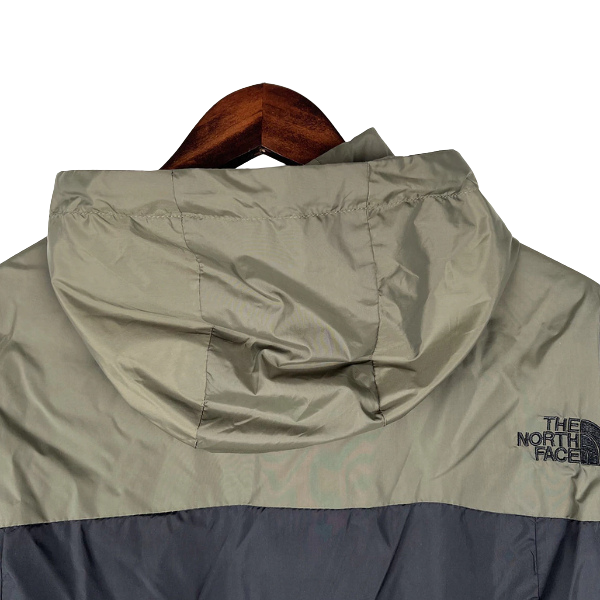 Chaqueta cortavientos verde y negra de The North Face