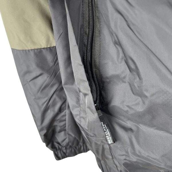 Chaqueta cortavientos verde y negra de The North Face